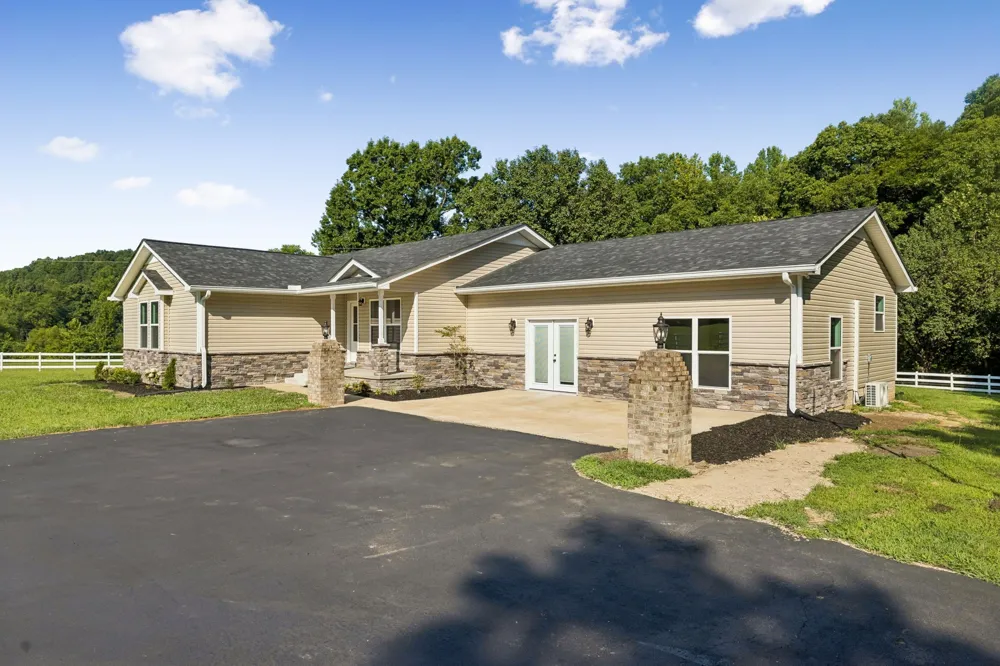 1513 Centerville Hwy Hohenwald, TN 38462