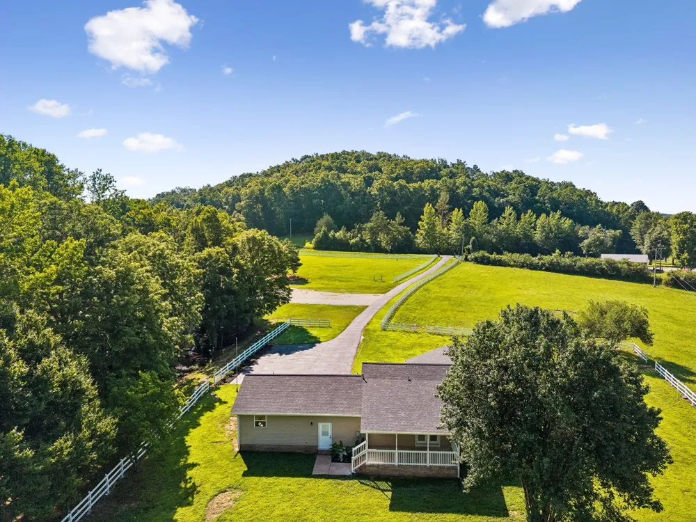 1513 Centerville Hwy Hohenwald, TN 38462