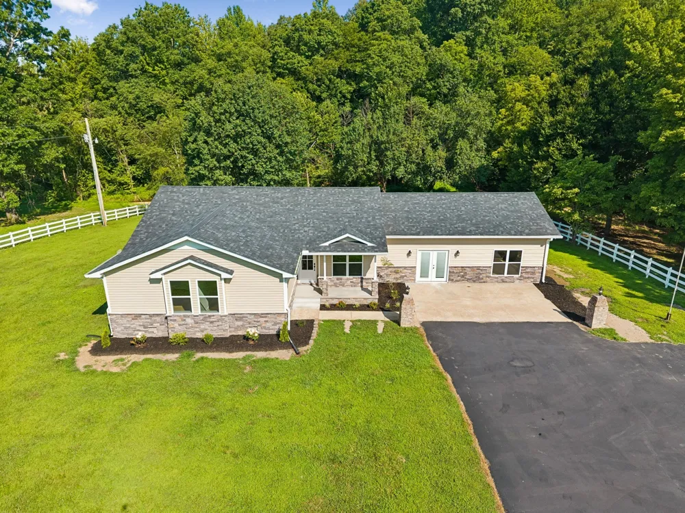 1513 Centerville Hwy Hohenwald, TN 38462