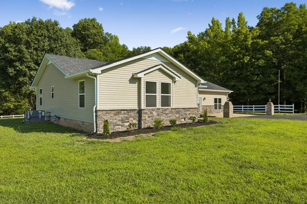 1513 Centerville Hwy Hohenwald, TN 38462
