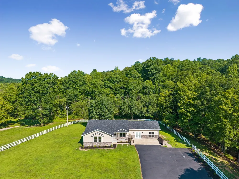 1513 Centerville Hwy Hohenwald, TN 38462