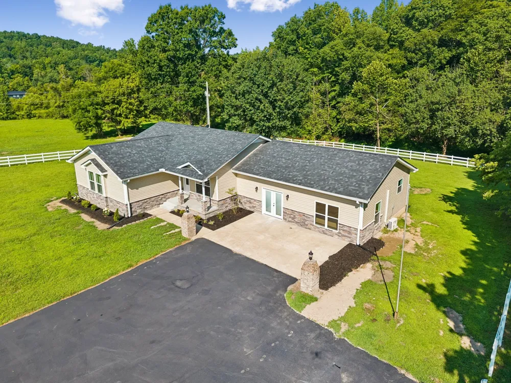 1513 Centerville Hwy Hohenwald, TN 38462