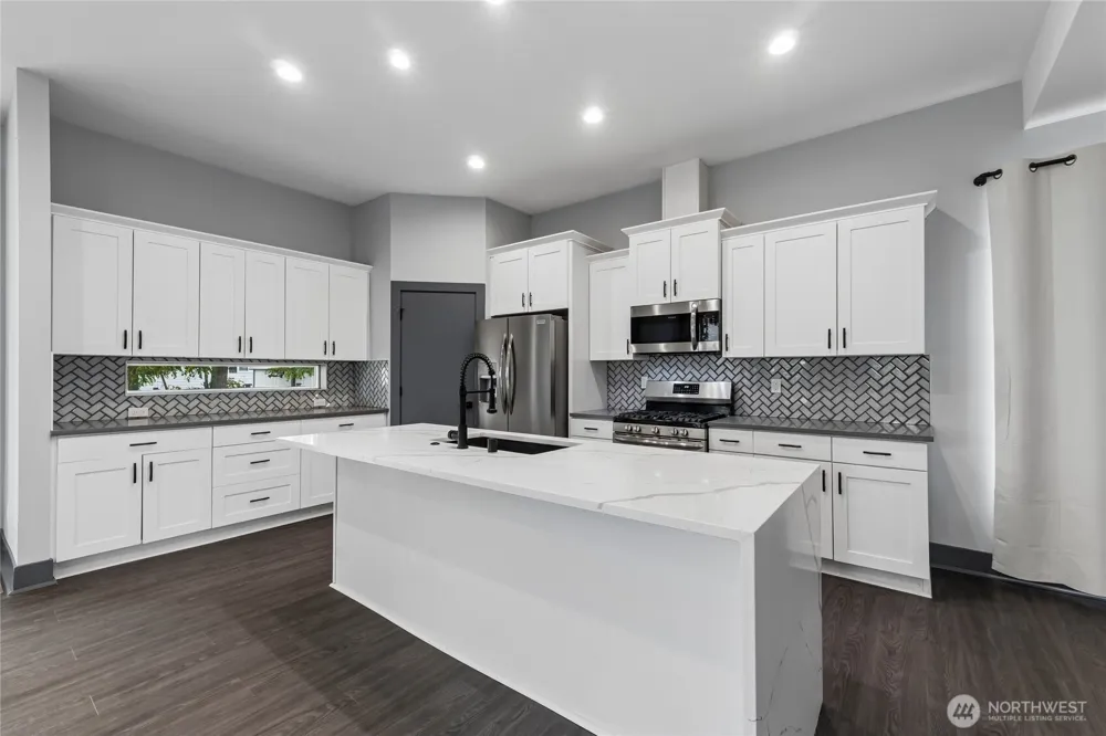 121 Palisades Place Pacific, WA 98047