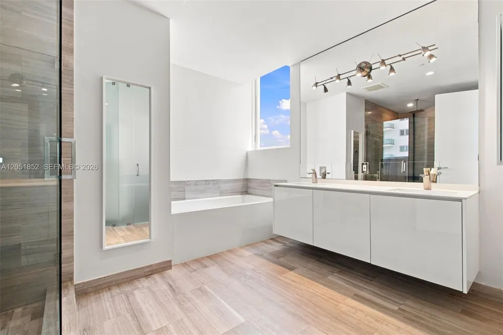 1300 Brickell Bay Dr #3804 Miami, FL 33131