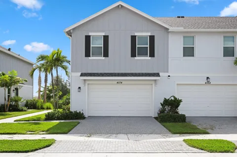 4574 Longwood Lake Square