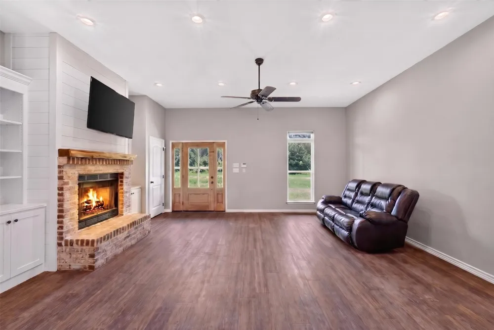 1094 County Road 2389 Alba, TX 75410