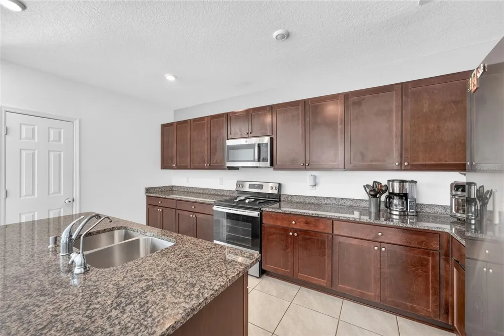 6938 SHELBY LYNN WAY Zephyrhills, FL 33542