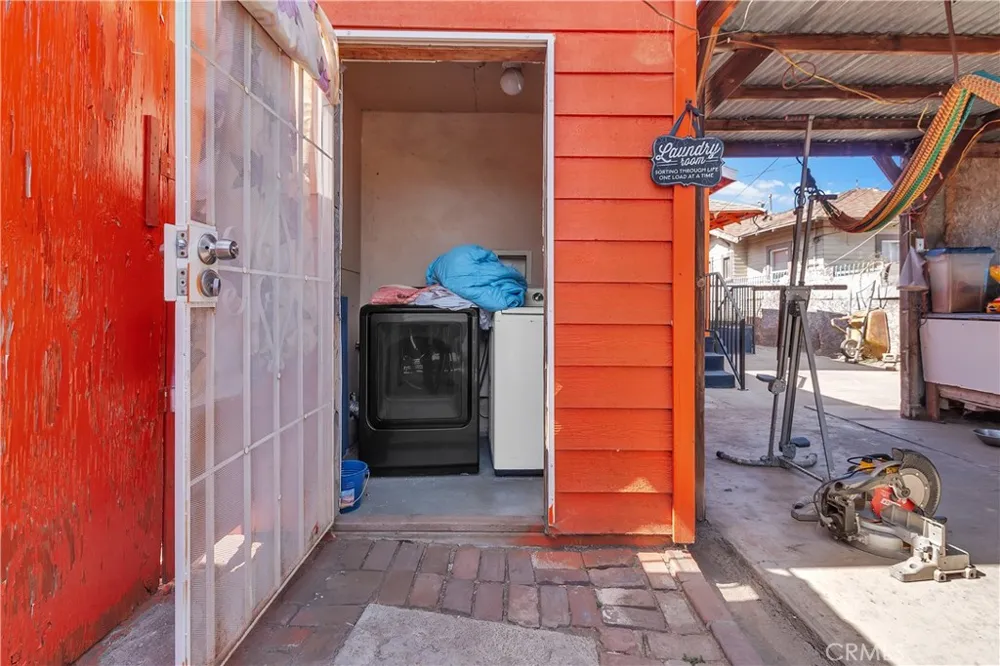 908 W 57th St Los Angeles, CA 90037
