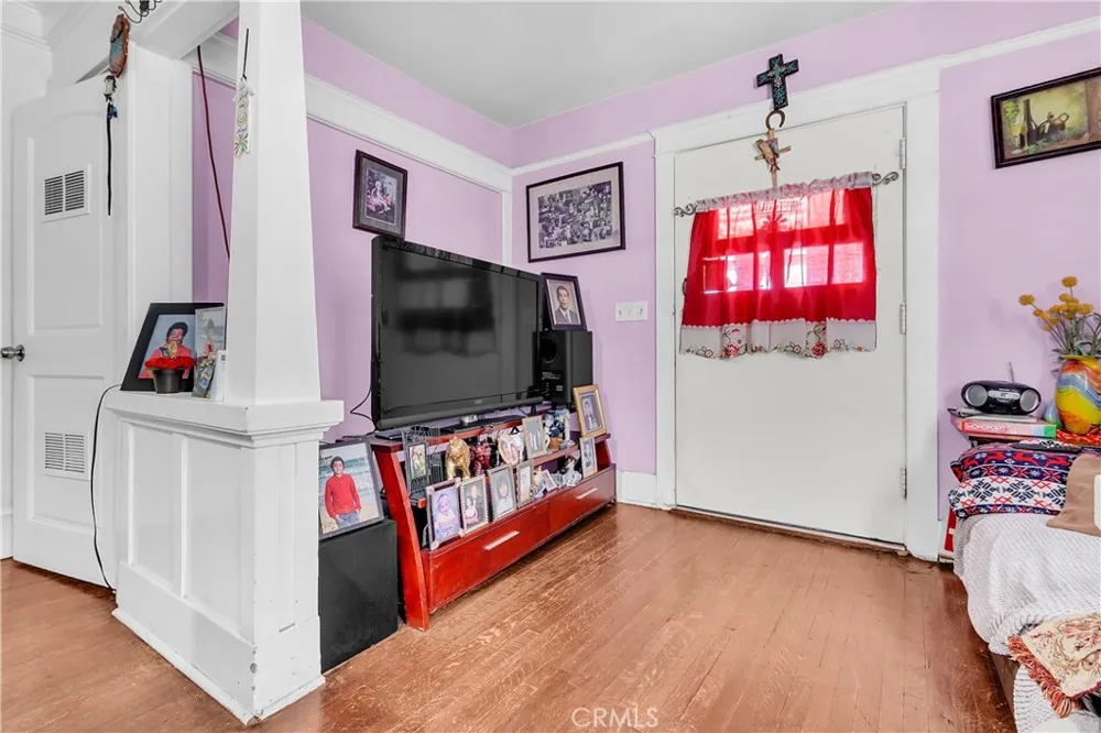 908 W 57th St Los Angeles, CA 90037