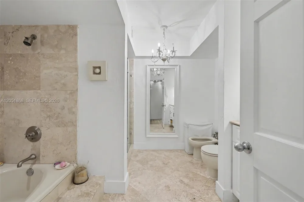 170 Ocean Lane Dr #305 Key Biscayne, FL 33149