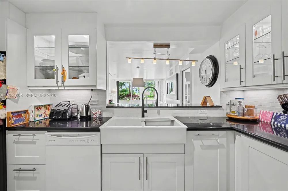 170 Ocean Lane Dr #305 Key Biscayne, FL 33149