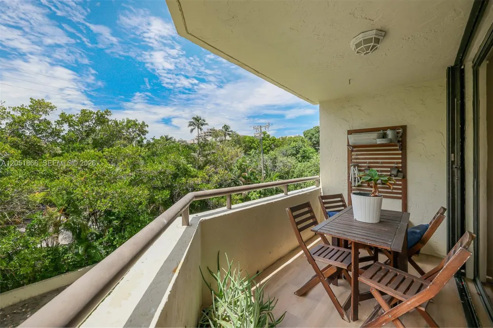 170 Ocean Lane Dr #305 Key Biscayne, FL 33149