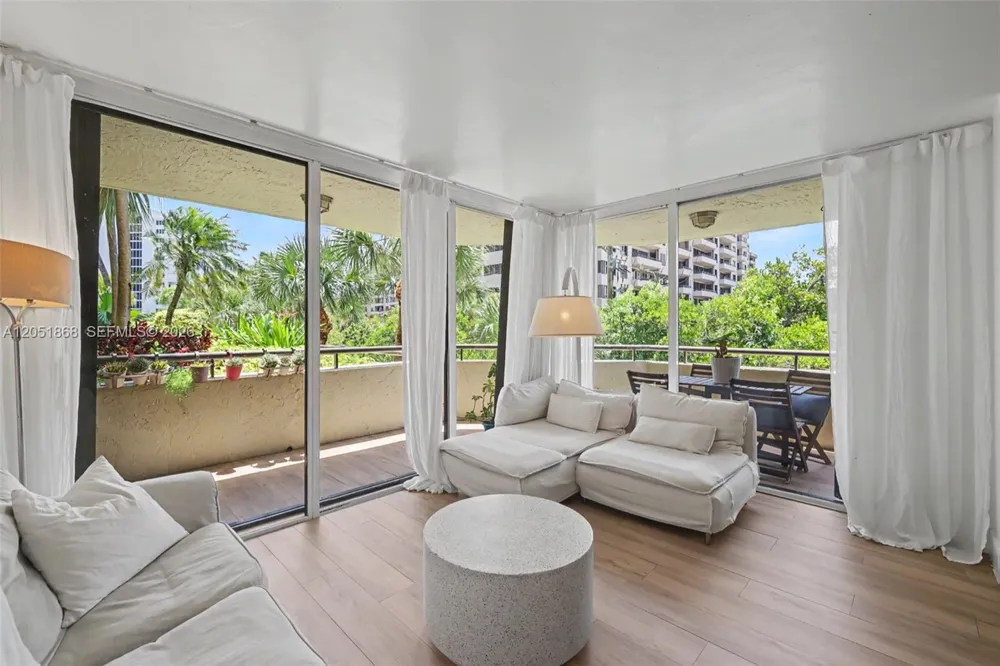 170 Ocean Lane Dr #305 Key Biscayne, FL 33149