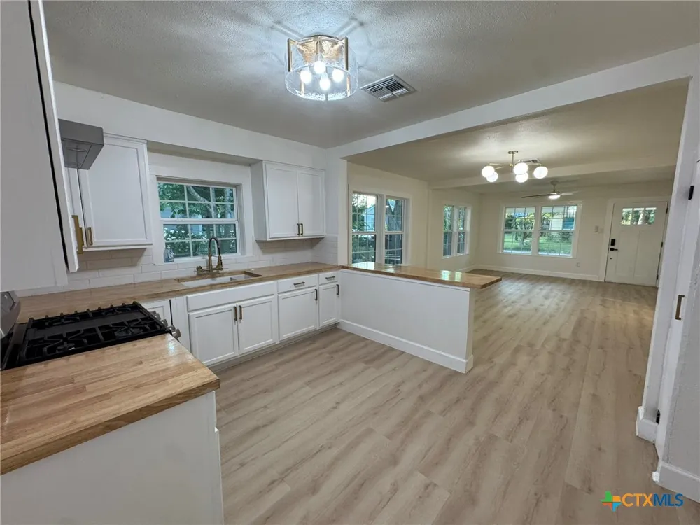 621 E Gonzales Street Seguin, TX 78155