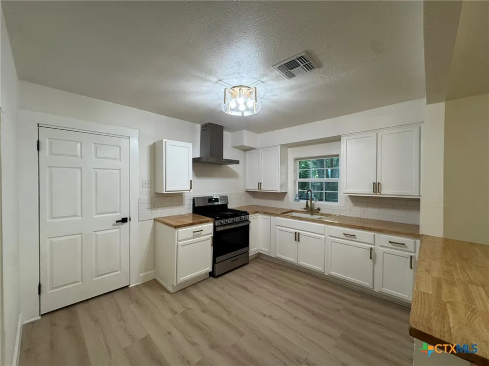 621 E Gonzales Street Seguin, TX 78155