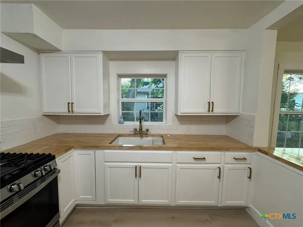 621 E Gonzales Street Seguin, TX 78155