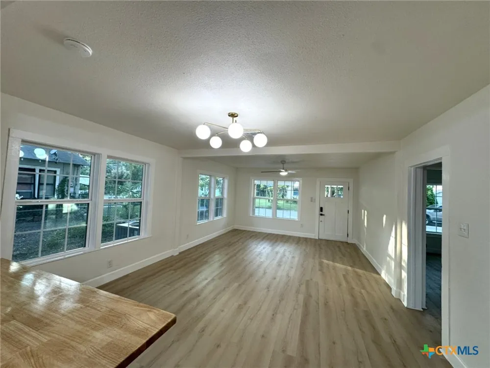 621 E Gonzales Street Seguin, TX 78155