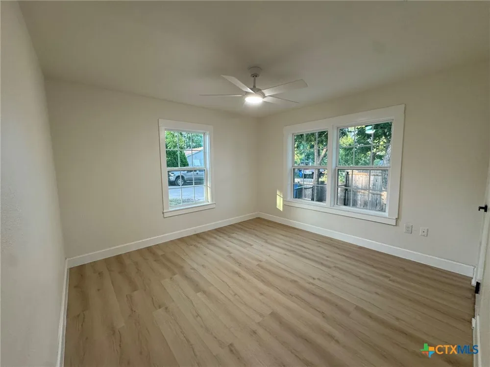 621 E Gonzales Street Seguin, TX 78155