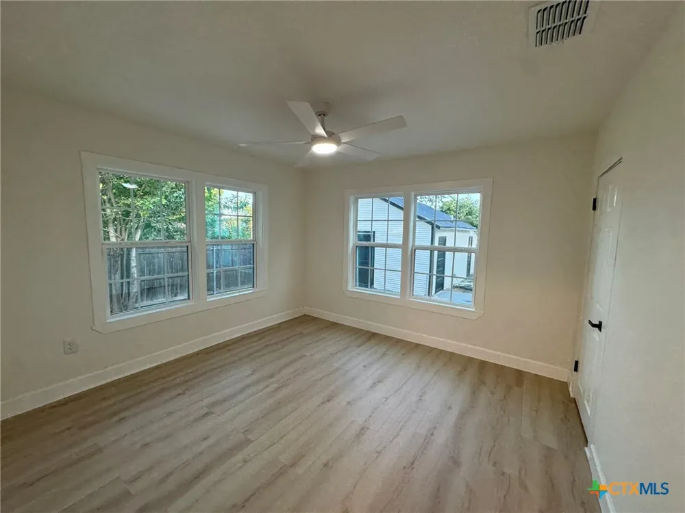 621 E Gonzales Street Seguin, TX 78155