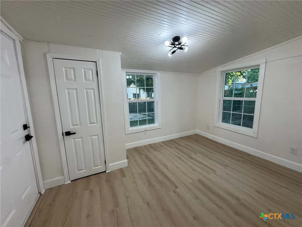 621 E Gonzales Street Seguin, TX 78155