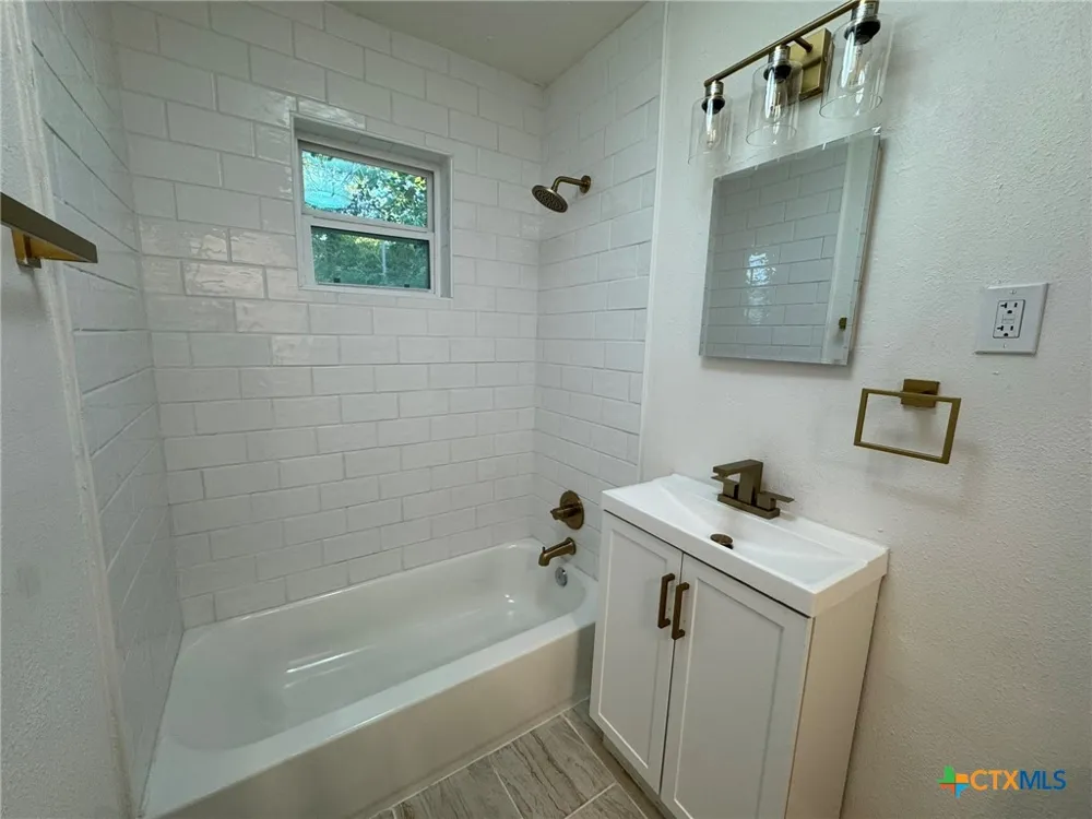 621 E Gonzales Street Seguin, TX 78155