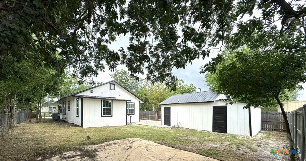 621 E Gonzales Street Seguin, TX 78155