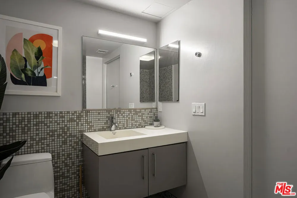 7062 Hawthorn Avenue #203 Los Angeles, CA 90028