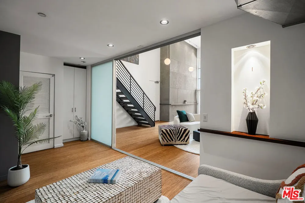 7062 Hawthorn Avenue #203 Los Angeles, CA 90028