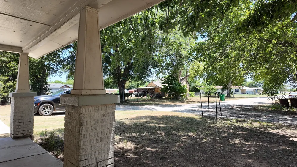 200 S Mimosa Street Paradise, TX 76073