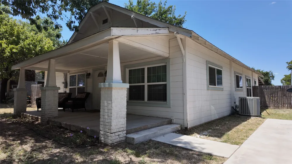 200 S Mimosa Street Paradise, TX 76073