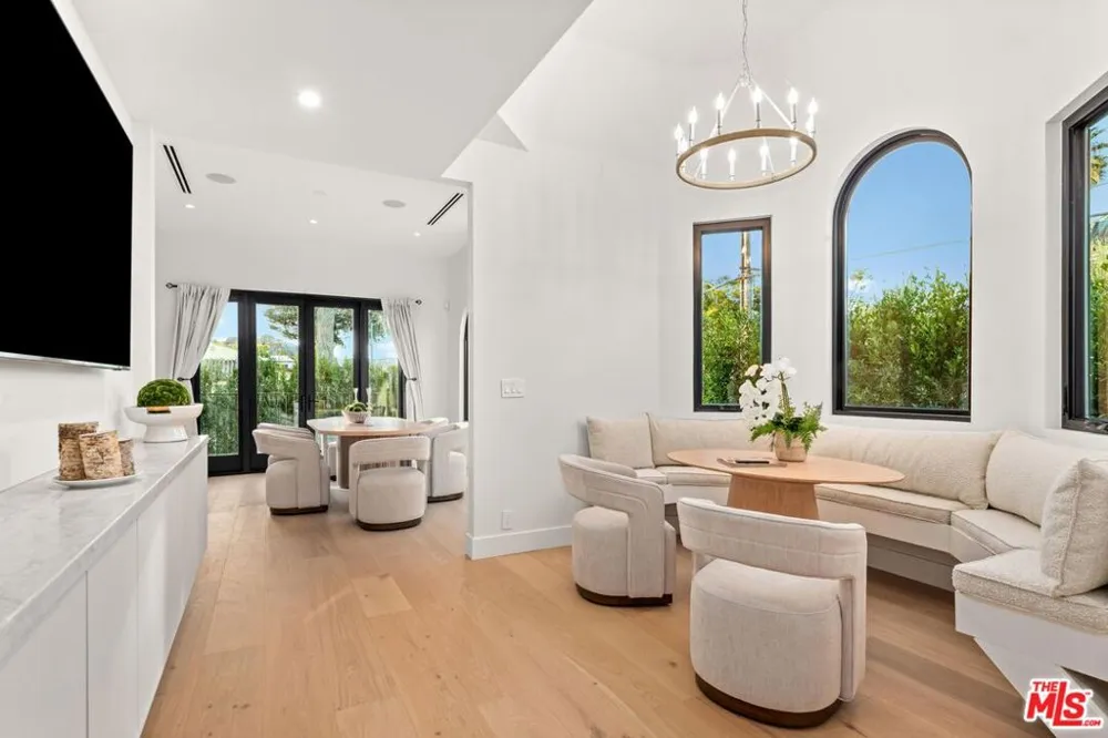 100 S La Jolla Avenue Los Angeles, CA 90048