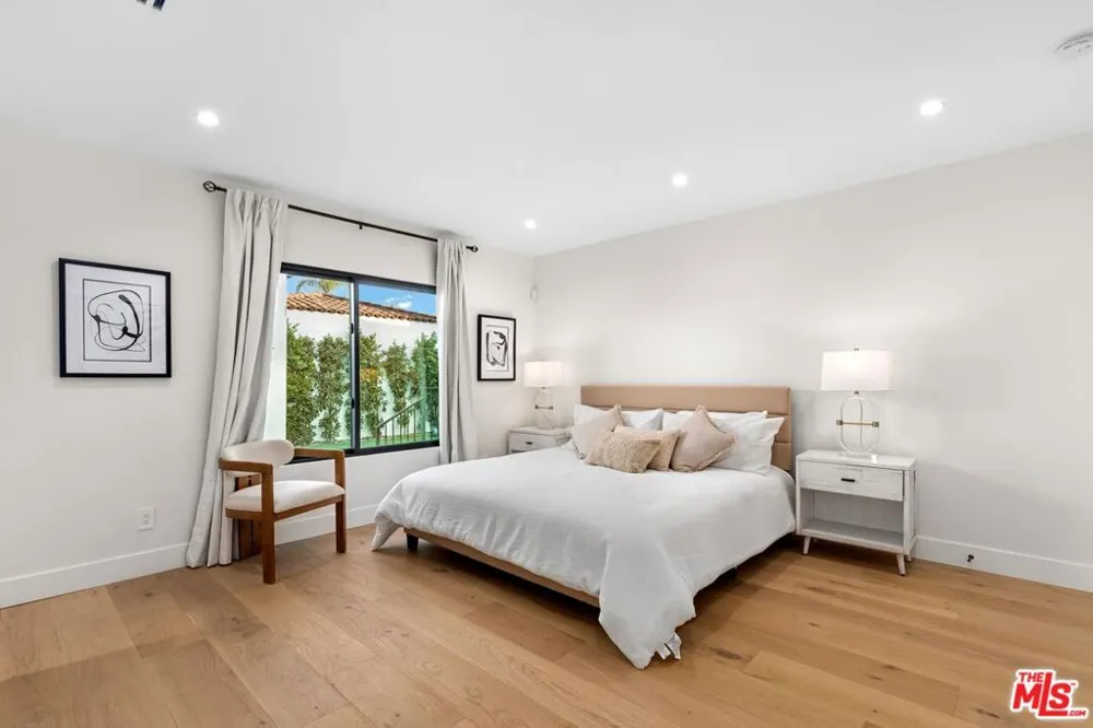 100 S La Jolla Avenue Los Angeles, CA 90048