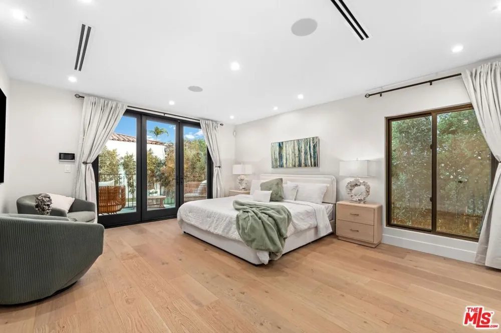 100 S La Jolla Avenue Los Angeles, CA 90048