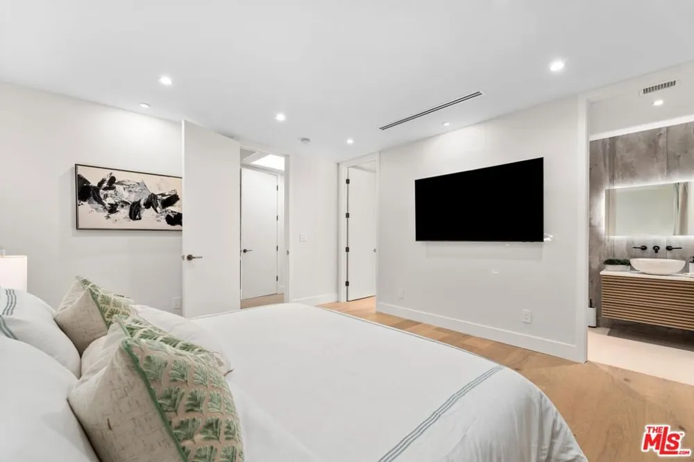 100 S La Jolla Avenue Los Angeles, CA 90048