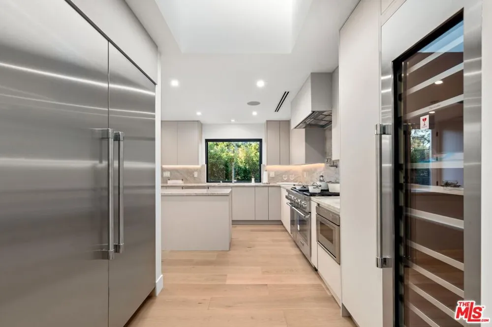 100 S La Jolla Avenue Los Angeles, CA 90048