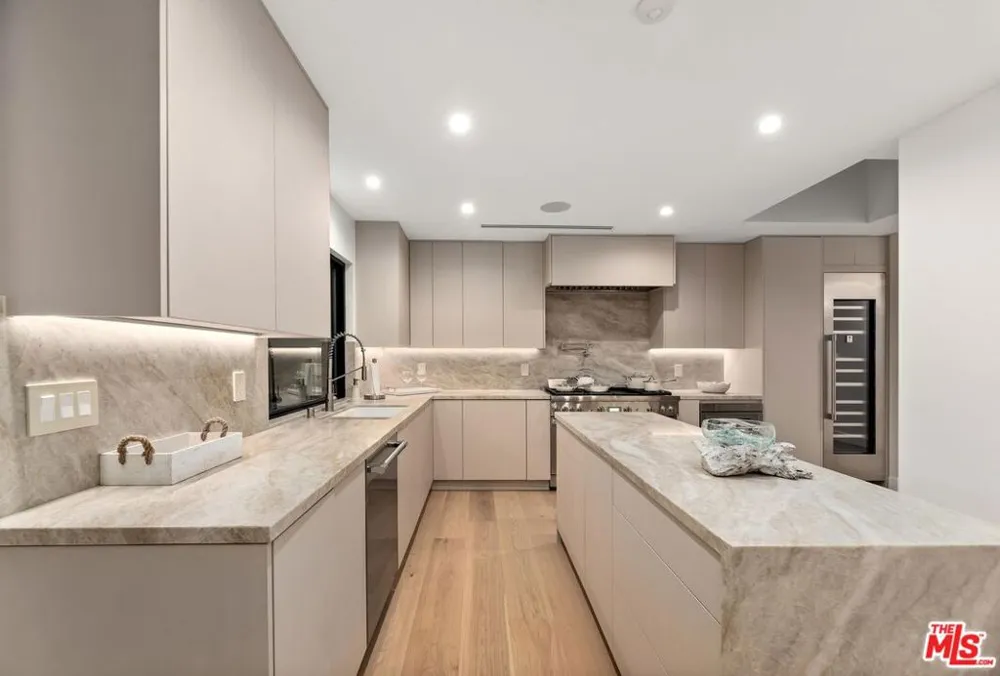 100 S La Jolla Avenue Los Angeles, CA 90048