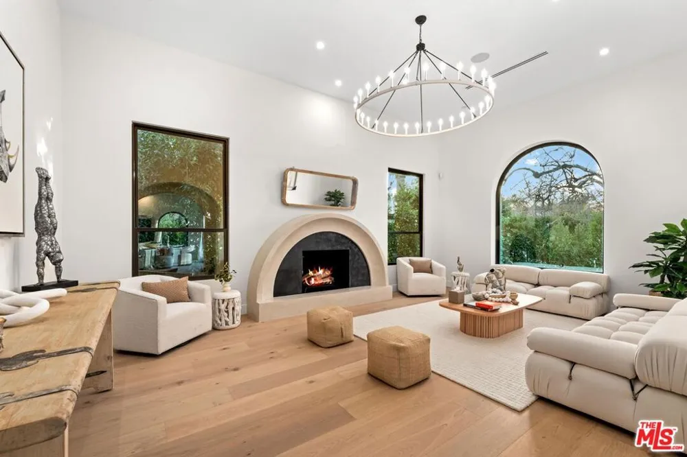 100 S La Jolla Avenue Los Angeles, CA 90048