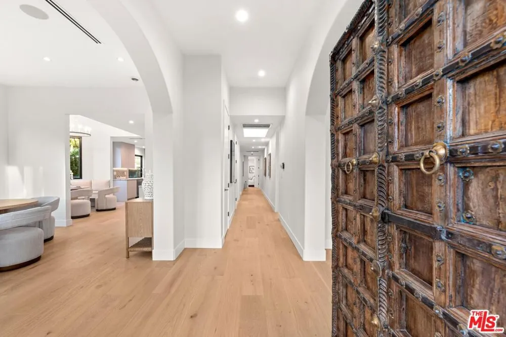 100 S La Jolla Avenue Los Angeles, CA 90048