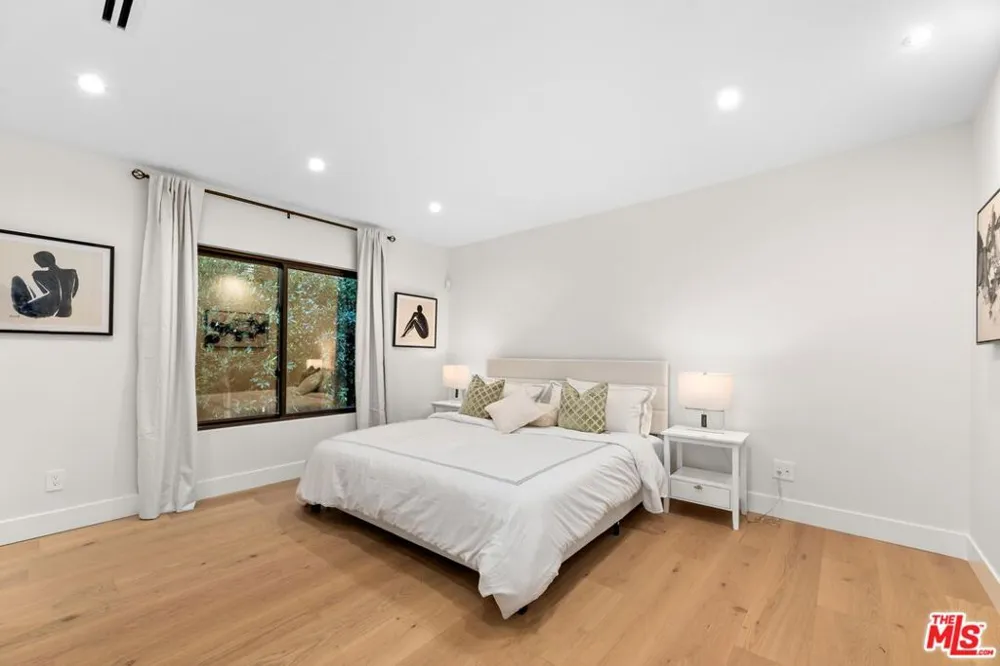 100 S La Jolla Avenue Los Angeles, CA 90048