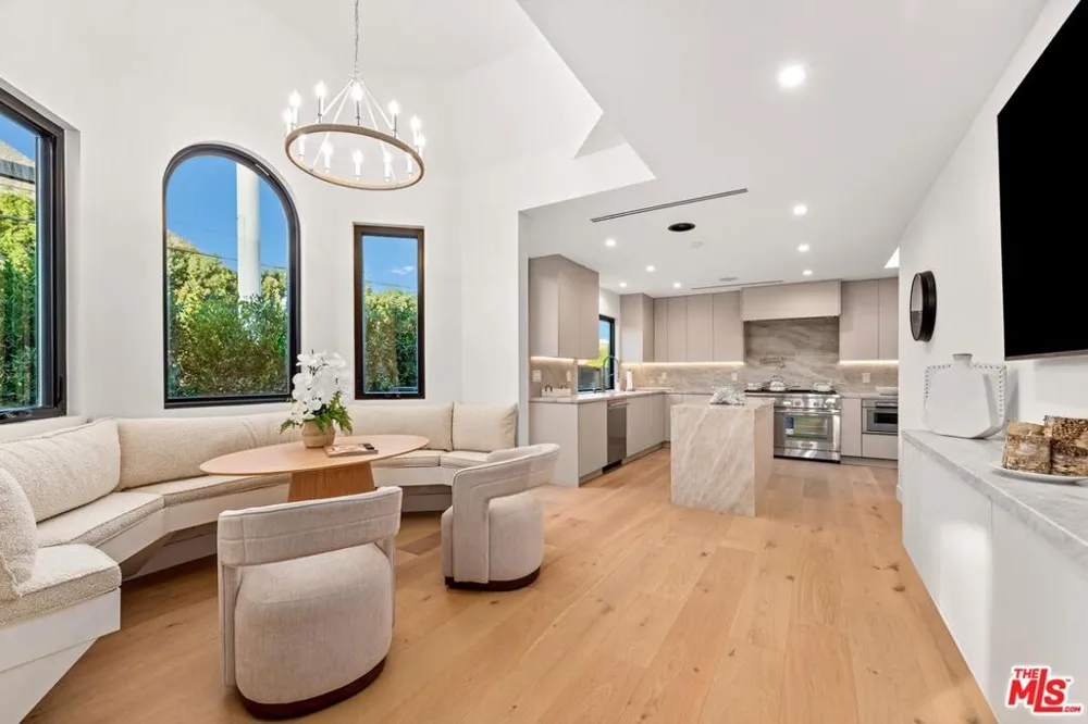 100 S La Jolla Avenue Los Angeles, CA 90048