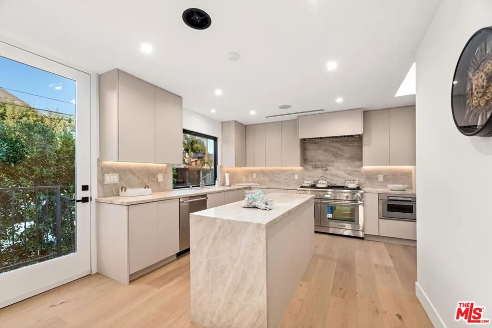 100 S La Jolla Avenue Los Angeles, CA 90048