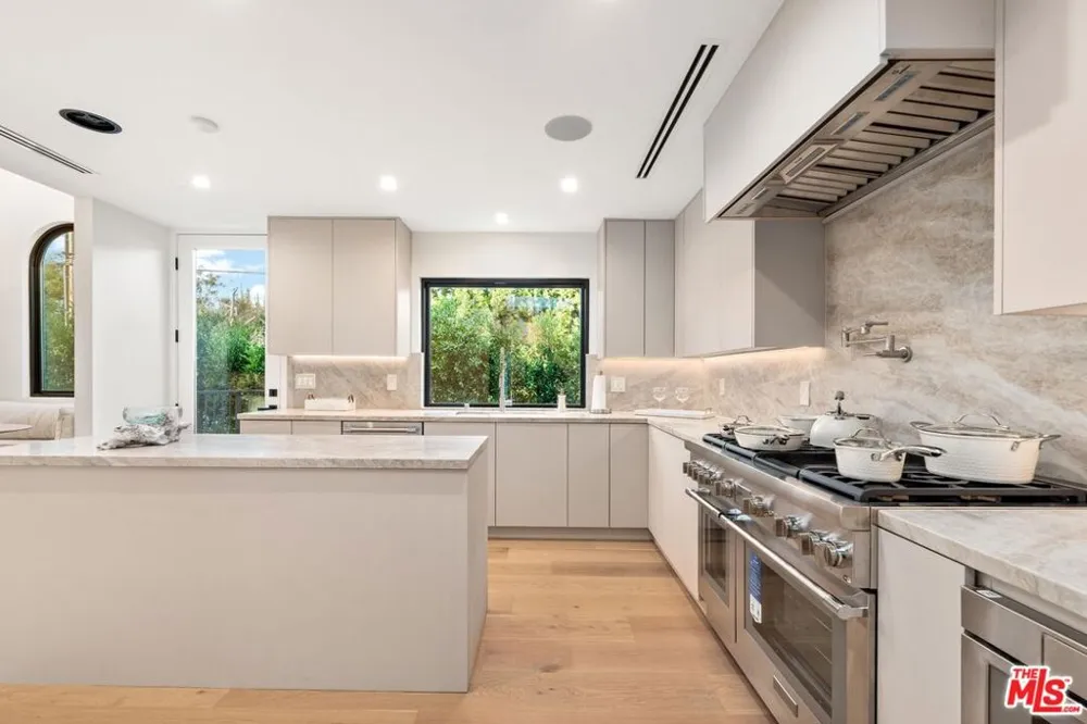 100 S La Jolla Avenue Los Angeles, CA 90048