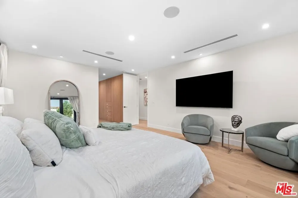 100 S La Jolla Avenue Los Angeles, CA 90048