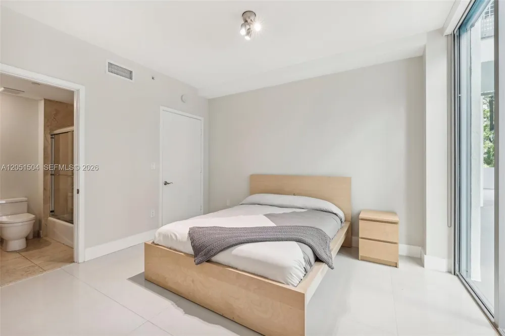 6000 Collins Ave #306 Miami Beach, FL 33140