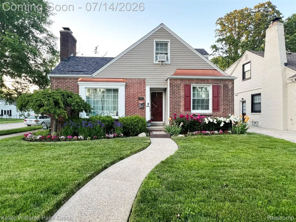 1466 Hampton Rd Grosse Pointe Woods City, MI 48236