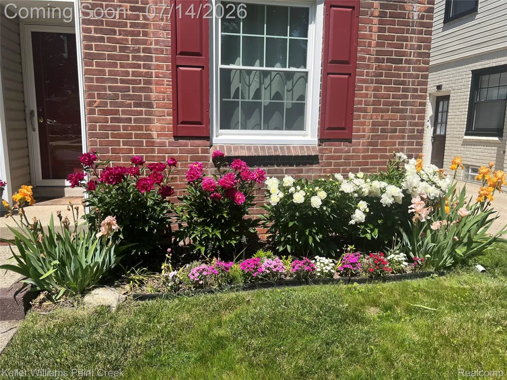 1466 Hampton Rd Grosse Pointe Woods City, MI 48236