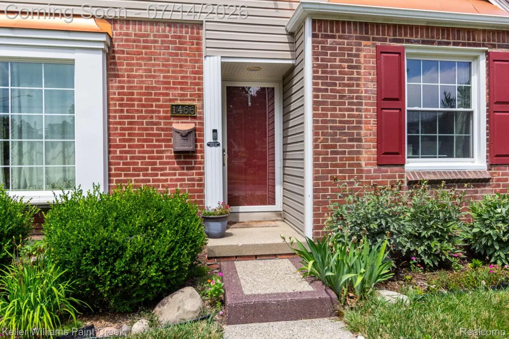 1466 Hampton Rd Grosse Pointe Woods City, MI 48236