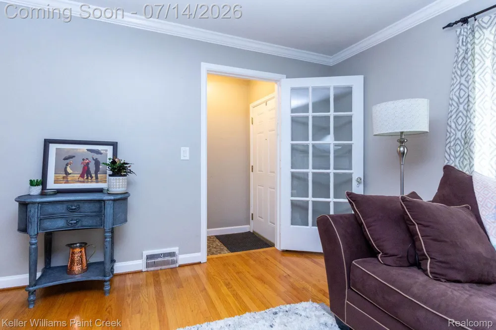 1466 Hampton Rd Grosse Pointe Woods City, MI 48236