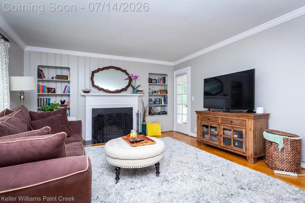 1466 Hampton Rd Grosse Pointe Woods City, MI 48236