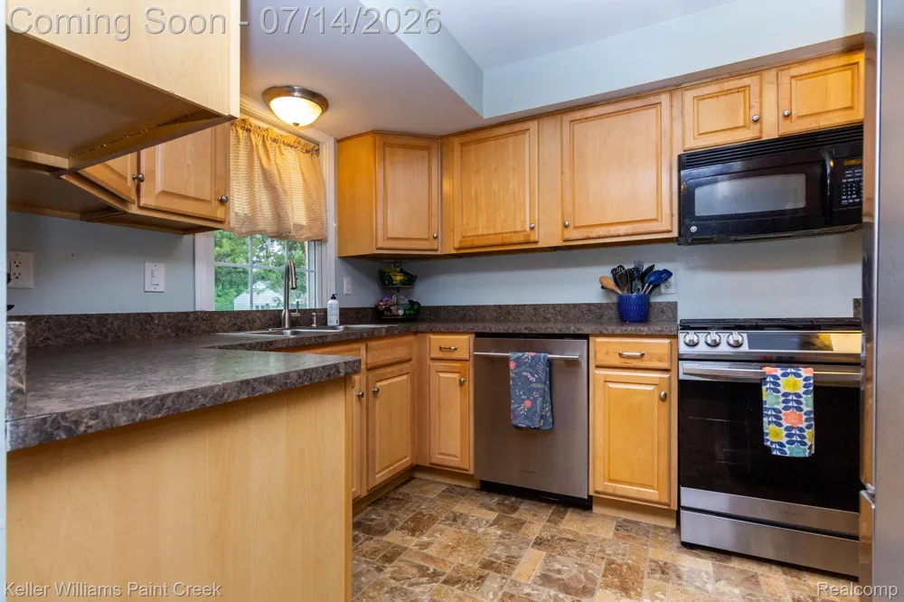 1466 Hampton Rd Grosse Pointe Woods City, MI 48236